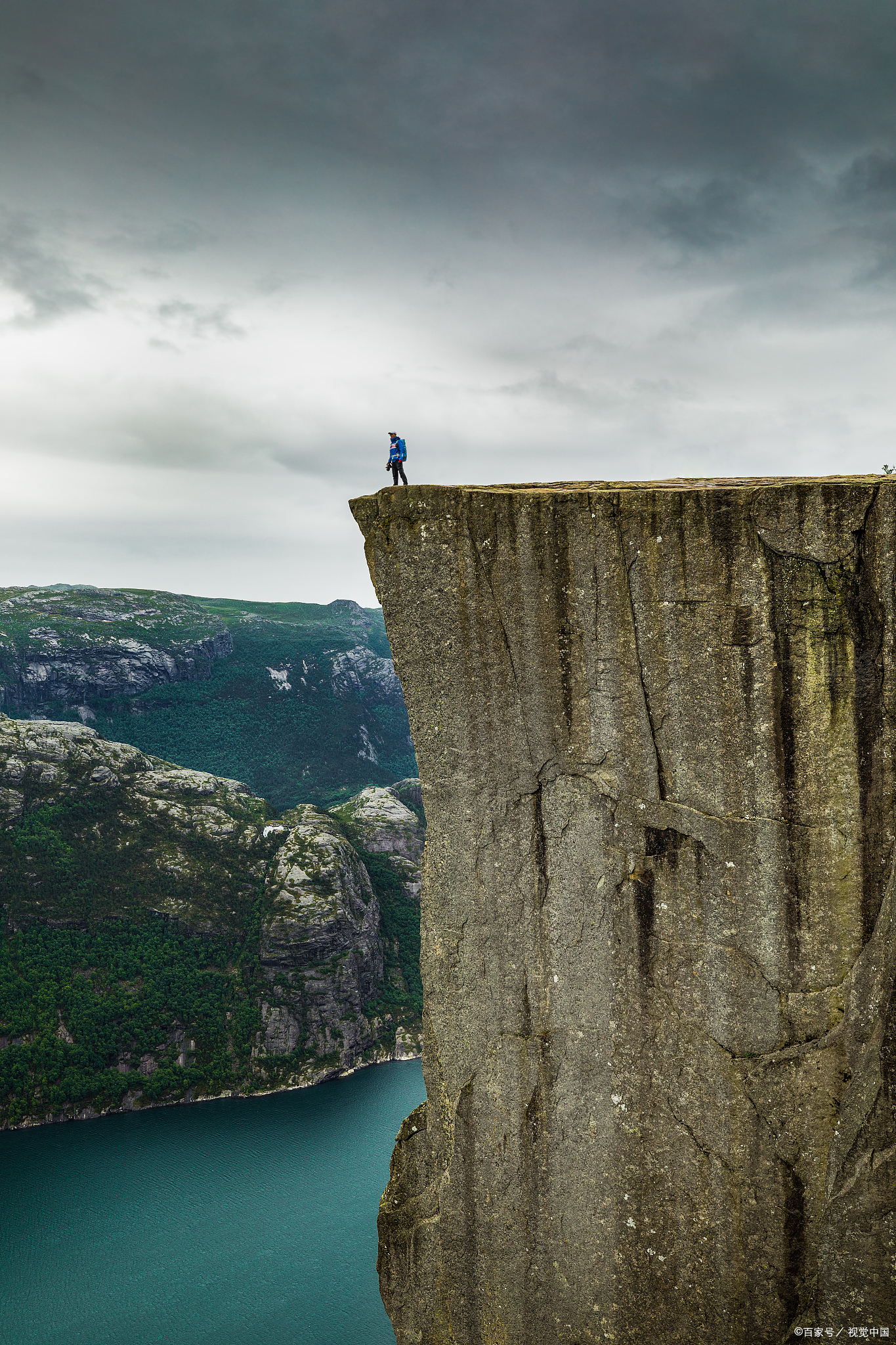 “悬崖飞跃：险境中的极限飞跃”