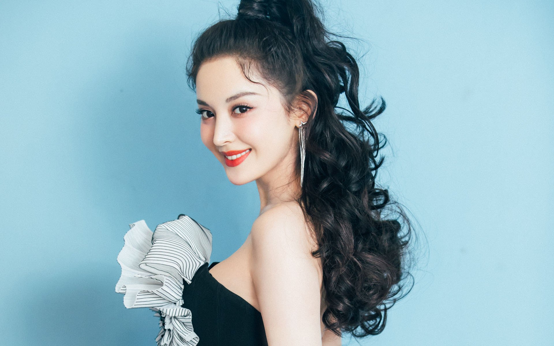 教练战术体系是否普遍缺乏国际视野，教练在布置战术时讲到了常用的比赛阵型