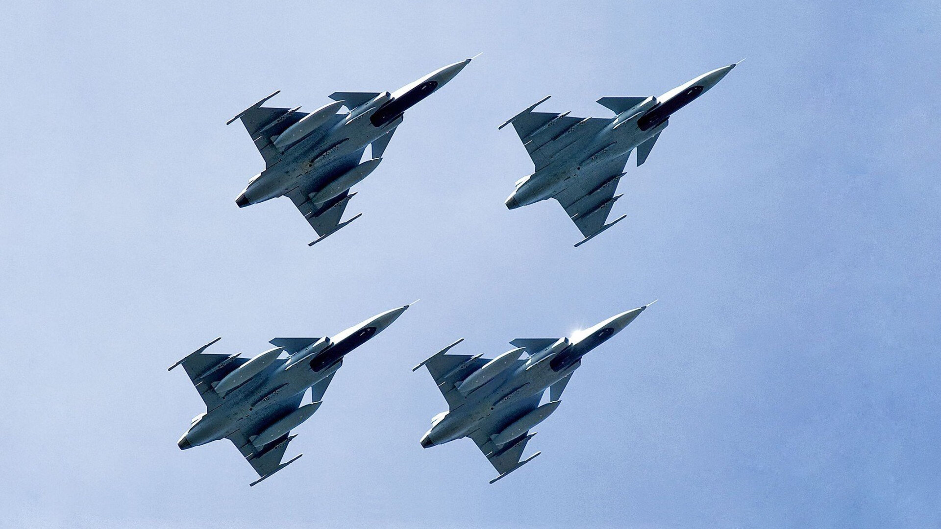 突发滑雪赛事中滑道结冰引发连环摔，滑雪场结冰正常吗