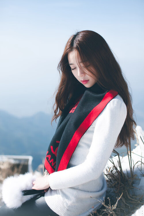 “羽毛球：简阳文体中心赛场高速对决，赛点难分难解”