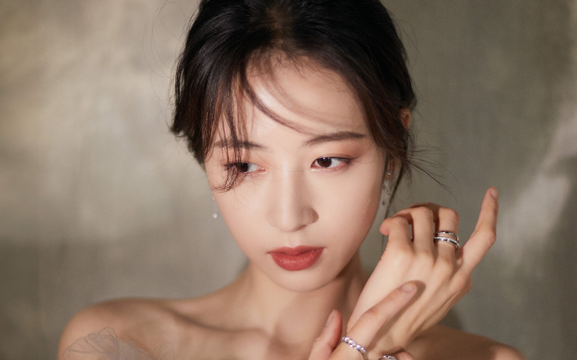 国际足坛新星崭露头角，成为众多球队争夺的焦点，国际足坛新闻