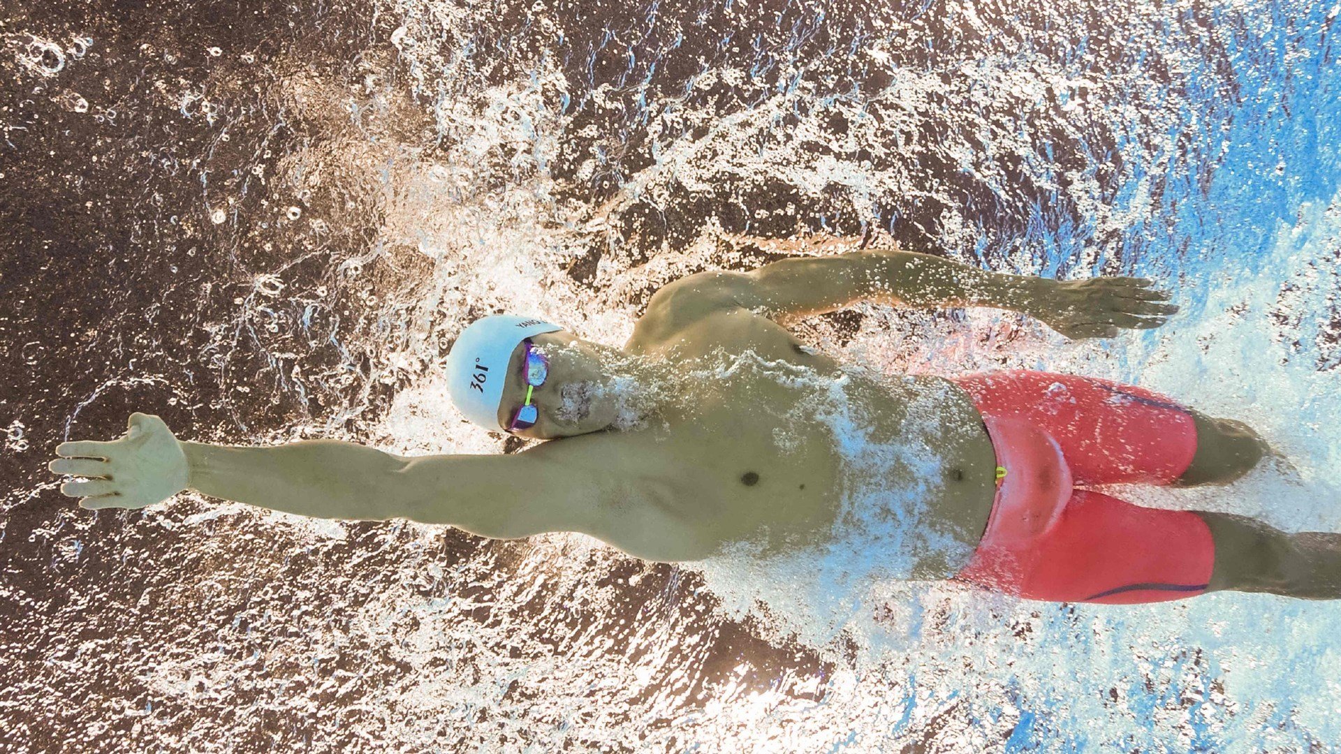 _极地冰川徒步:感受大自然的震撼_,极地冰川主要在南极还是北极