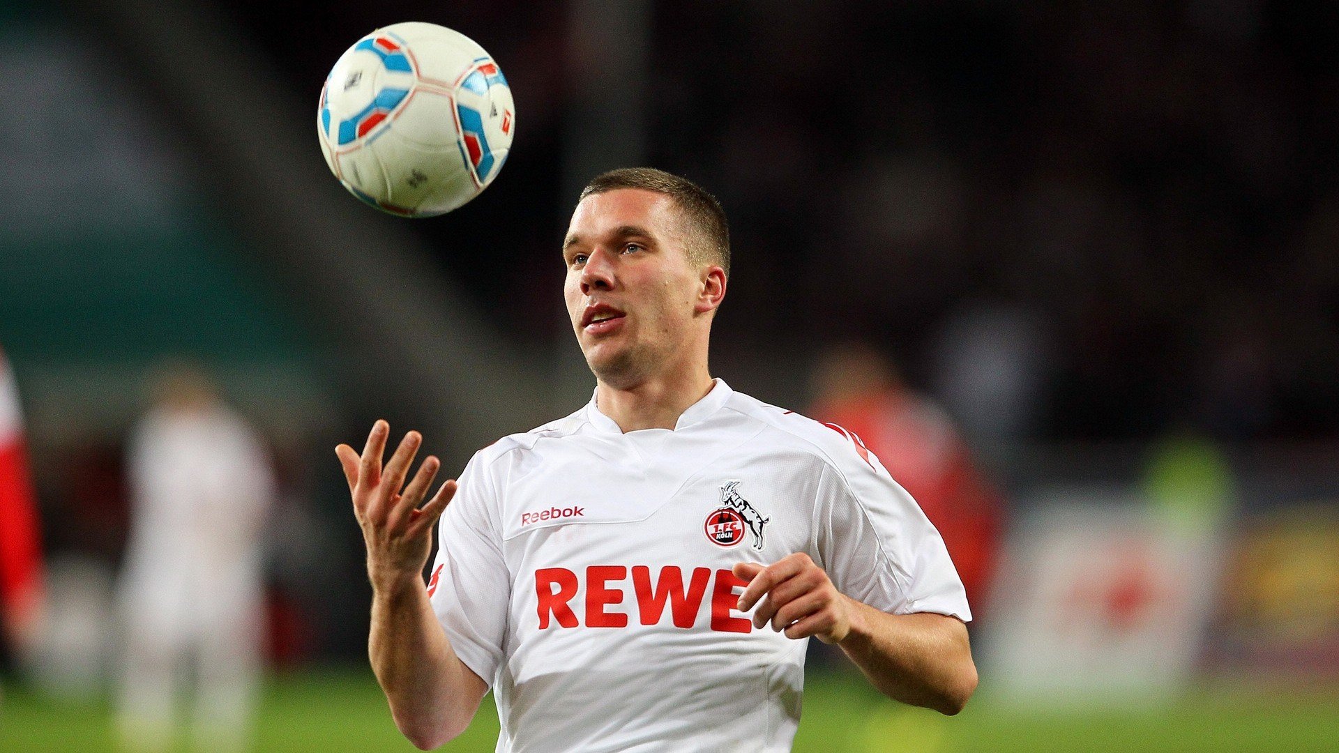 “全球极速巡游：穿越荒漠、雪山、沙滩的赛段挑战”