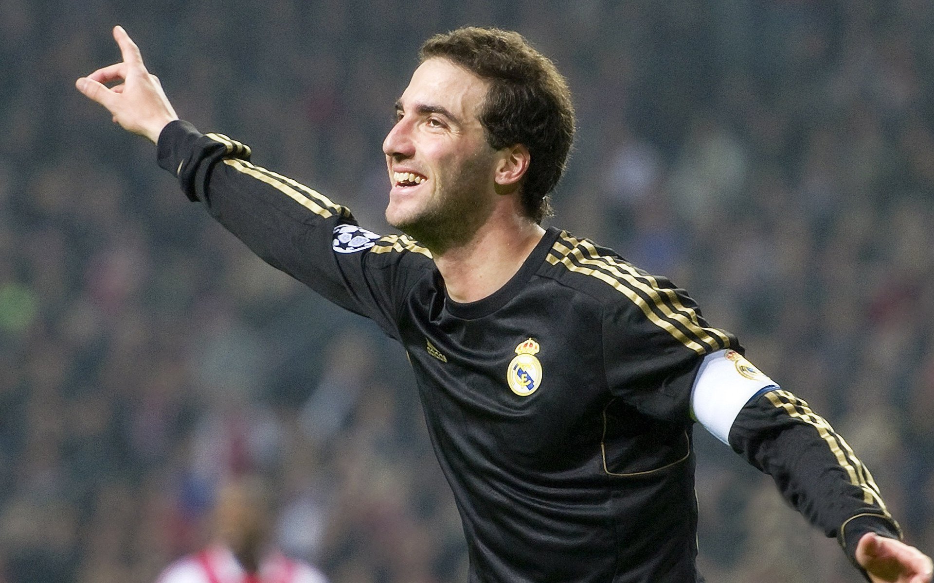 德甲:多特客场2-1逆转,追赶拜仁压力日益剧增,德超杯多特对拜仁